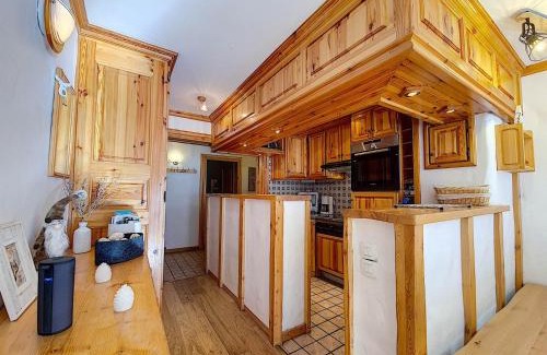 Val-d'Isere Apartment | Appartement centre Val d'Isère, balcon, 2 pièces cabine, proche pistes, WiFi, non-fumeur - FR-1-518-84