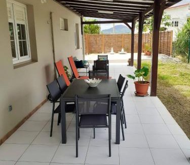 Saint-Esprit Apartment | Appartement charmant, Saint-Esprit, 40 m², vue sur la montagne.