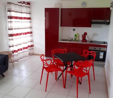 Saint-Esprit Apartment | Appartement charmant, Saint-Esprit, 40 m², vue sur la montagne.