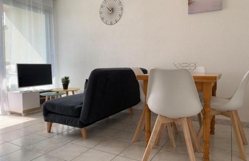 Balaruc-les-Bains Apartment | Appartement climatisé à Balaruc-les-Bains avec balcon, parking et animaux admis - FR-1-503-127