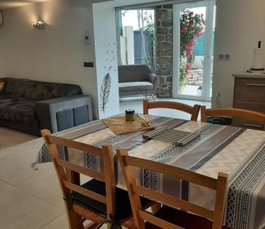 Pierrefeu-du-Var Apartment | Appartement climatisé au calme en Provence