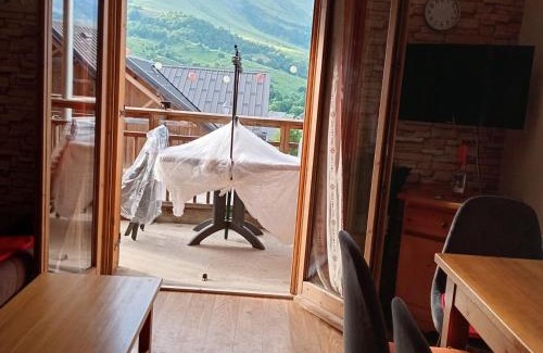Albiez-le-Vieux Apartment | Appartement confortable, 300m des pistes et commerces, balcon sud, parking, animaux acceptés - FR-1-618-14