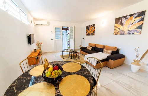 Schoelcher Apartment | Appartement de 2 chambres avec jardin clos et wifi a Schoelcher a 1 km de la plagetr