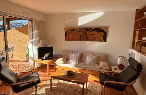 Le Lavandou Apartment | Appartement de Charme à Saint-Clair : Terrasse, Proche Plage et Commodités - FR-1-677-44