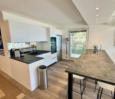Alpes-Maritimes Apartment | Appartement exception les pieds dans l'eau