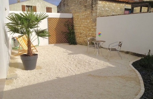 Dolus-d'Oleron Apartment | Appartement Lumineux Avec Cour Ensoleillée, un Havre de Paix Décoré Avec Soin !