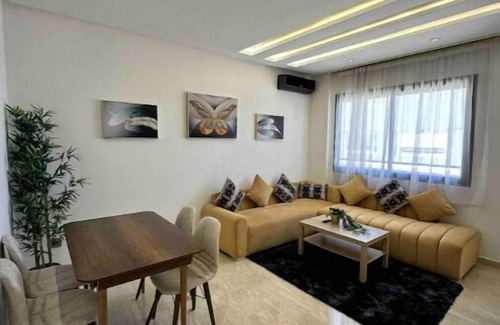 Ain Chock Apartment | Appartement Lumineux et Confortable D'une Chambre Avec Piscine sur le Toit