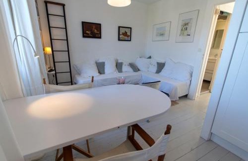 Le Palais Apartment | Appartement rénové avec vue sur mer au Palais - FR-1-418-80