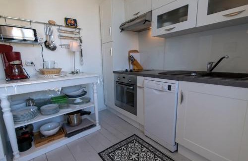 Le Palais Apartment | Appartement rénové avec vue sur mer au Palais - FR-1-418-80