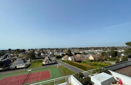 Jullouville Apartment | Appartement rénové avec tennis privé, parking et vue mer - FR-1-361-162