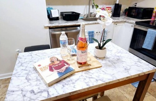 Durham House | Appealing 3 Bed Flat on a quiet street; only minutes to downtown entertainment.