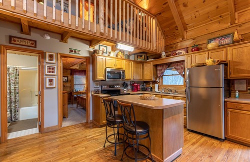 Boone Cabin | Apple Cove - hot tub, wood burning fireplace, pet friendly