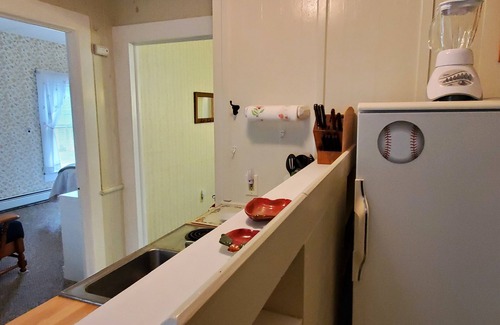 Milford Apartment | Apple Tree Apt 2, Charming 2nd fl apt, under 5 minutes to Dreams Park