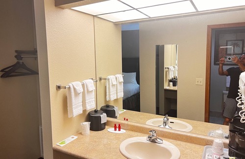 Independence Hotel | Apple Tree Inn and Suites