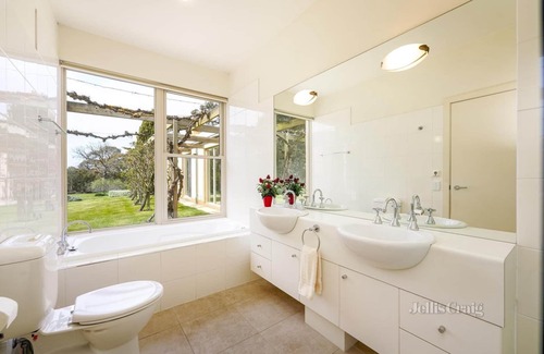 Newham Other | Applegarth - Hanging Rock Views, Near Wineries, Rural 3BR Stay!