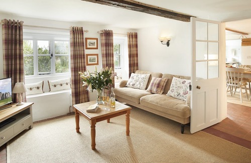 Donhead Saint Andrew Apartment | Appleyard Cottage is a beautiful thatched cottage with plenty of character and modern comforts. Loca