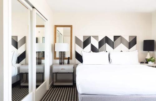 Norma Triangle Hotel | Appreciate the Beauty of Hollywood at an Exemplary Suite! 4 Modern Units, Pool!