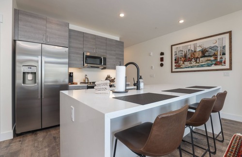 Silverthorne Condo | Après Shores Riverfront: Upscale Downtown Retreat
