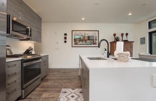Silverthorne Condo | Après Shores Riverfront: Upscale Downtown Retreat