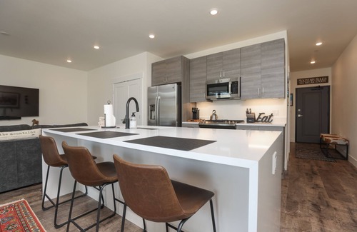 Silverthorne Condo | Après Shores Riverfront: Upscale Downtown Retreat