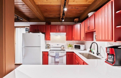 Skykomish Cabin | Aprés Chalet- charming home with hot tub near hikes at heart of Cascades