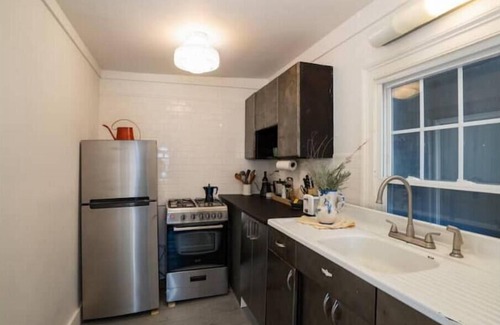 Hudson House | APT 2 - La Maison Hudson: Charming 1BR In Prime Location: Walk To Warren, Train