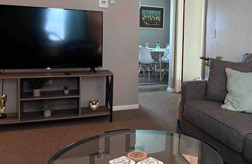 Masury Apartment | Apt 3 Comfortable and Convenient