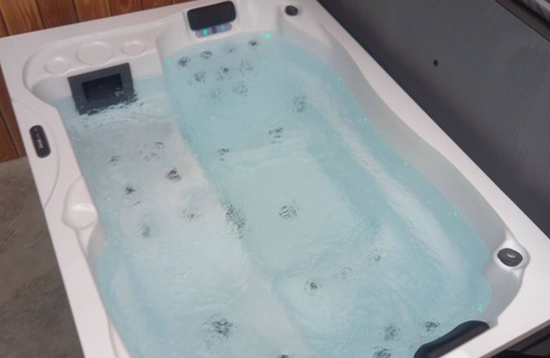 Laruns Apartment | Apt for 2 or 4 people with jacuzzi and garden in the heart of Laruns village