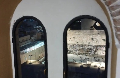Old City Apartment | Apt in the heart of the old city overlooking the Western Wall