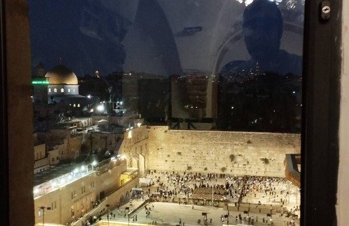 Old City Apartment | Apt in the heart of the old city overlooking the Western Wall
