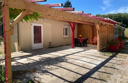 Compreignac Apartment | Apt Indépendant Mauve /terrasse /parking/5 km des Activités du lac de ST Pardoux