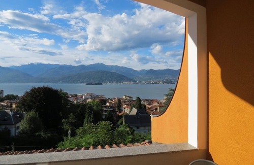 Stresa Apartment | Apt nr centre of Stresa ,balcony, WiFi, air/con and wonderful view over the lake