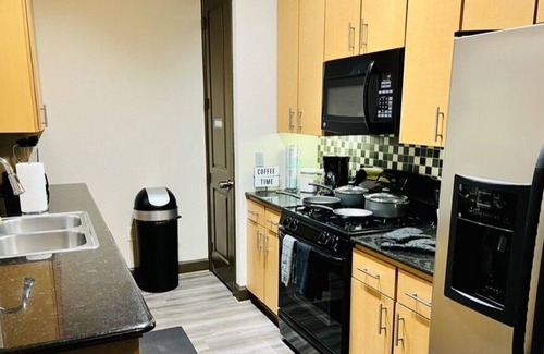 Grogan's Mill Apartment | Apt Walkable to Towncenter/ FREE Park/ Pool/ Gym