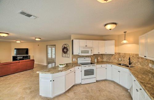 Clear Lake Shores Apartment | Apt with Balconies - Steps to Kemah Boardwalk!