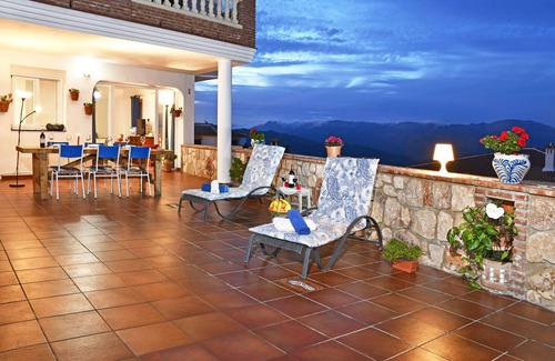 Comares Apartment | Aptment, free wifi, in Comares, voted Magical Village of Spain! Stunning Views!