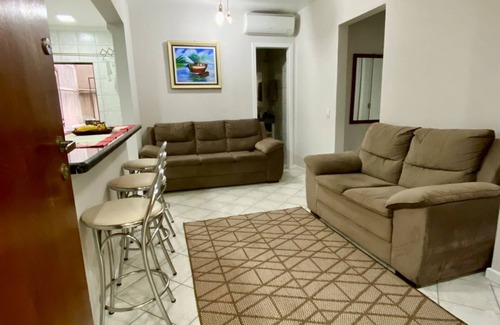 Bombas Apartment | Apto bem Localizado, 50m da Praia, Faça Tudo a pé. Recém Reformado. Wifi e A/C