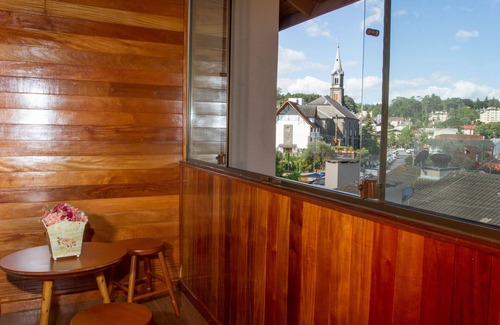 Gramado City Centre Apartment | APTO CENTRO 100m R. COVERED, SACADA WITH GREAT VIEW CHURCH- WIFI, SKY, SPLIT Q/F