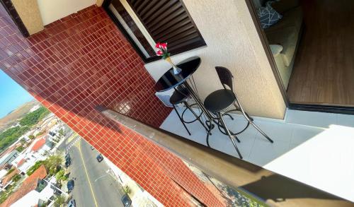 Guaratingueta Apartment | Apto para CASAL com bela VISTA, cama KING, COZINHA COMPLETA, VARANDA, PISCINA, SAUNA, PORTARIA 24h e GARAGEM