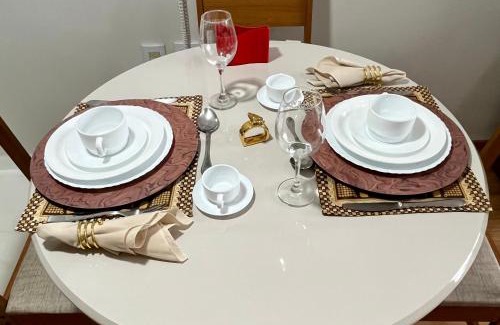 Guaratingueta Apartment | Apto para CASAL com bela VISTA, cama KING, COZINHA COMPLETA, VARANDA, PISCINA, SAUNA, PORTARIA 24h e GARAGEM