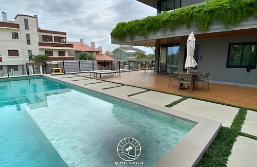 Torres Apartment | Apto Premium em Torres - Apenas 150mts do mar - Piscina - Ar condicionado sala e quartos - Tv Smart - Wifi - Varanda com churrasqueira - Pátio privativo - Garagem fechada - Aceita pet