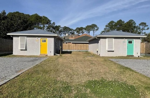Port Lagoon House | Aqua Diver is a darling 1 BR house on the East end of Panama City Beach, Florida
