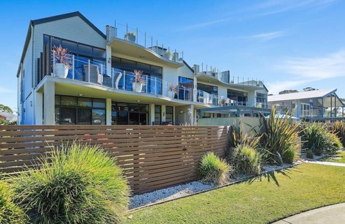 Huskisson House | Aqua Shores 3 Bedroom - Newly renovated with Wifi, Linen, Netflix and AC