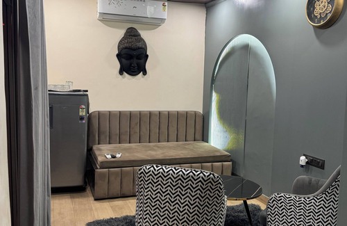 Patel Nagar Apartment | Aqua Sky Terrace Floor with Suite room- 1 Full size bed and 1 Sofa Bed W Jacuzzi