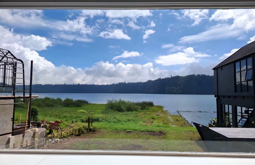 Bedugul House | ARA Caravan Villa with Danau Buyan View