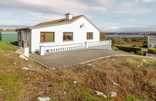 Carraroe Cottage | ARAS IOSGAN, family friendly in Carraroe, County Galway