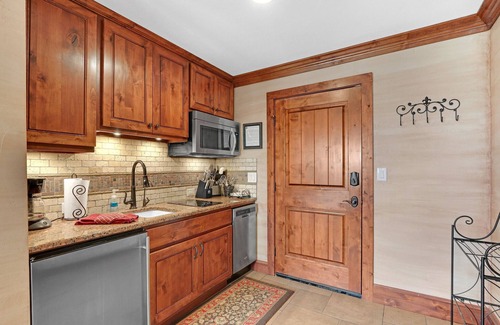 Johnson City Hotel | Arc de Texas - Napoleon Suite I Pools, fishing, ATV on an expansive 2001 acres