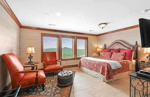 Johnson City Hotel | Arc de Texas - Napoleon Suite I Pools, fishing, ATV on an expansive 2001 acres