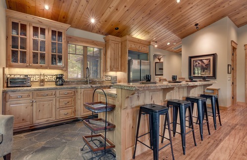 Country Club Estates House | Arcade, Foosball, Spa, Shuffleboard, Grill, Open Floor plan, 5mins to Heavenly - Timber Lodge