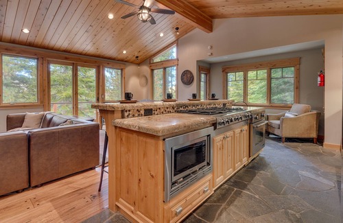 Country Club Estates House | Arcade, Foosball, Spa, Shuffleboard, Grill, Open Floor plan, 5mins to Heavenly - Timber Lodge