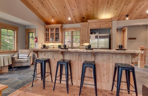 Country Club Estates House | Arcade, Foosball, Spa, Shuffleboard, Grill, Open Floor plan, 5mins to Heavenly - Timber Lodge